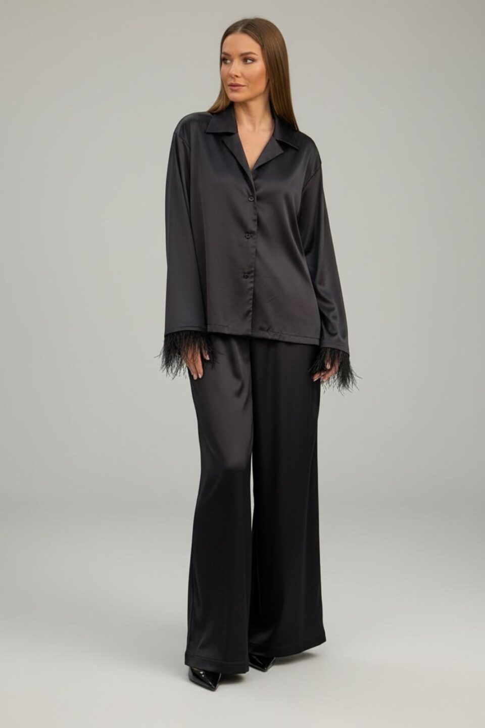 Satīna kostīms ar dekoratīvām spalvām