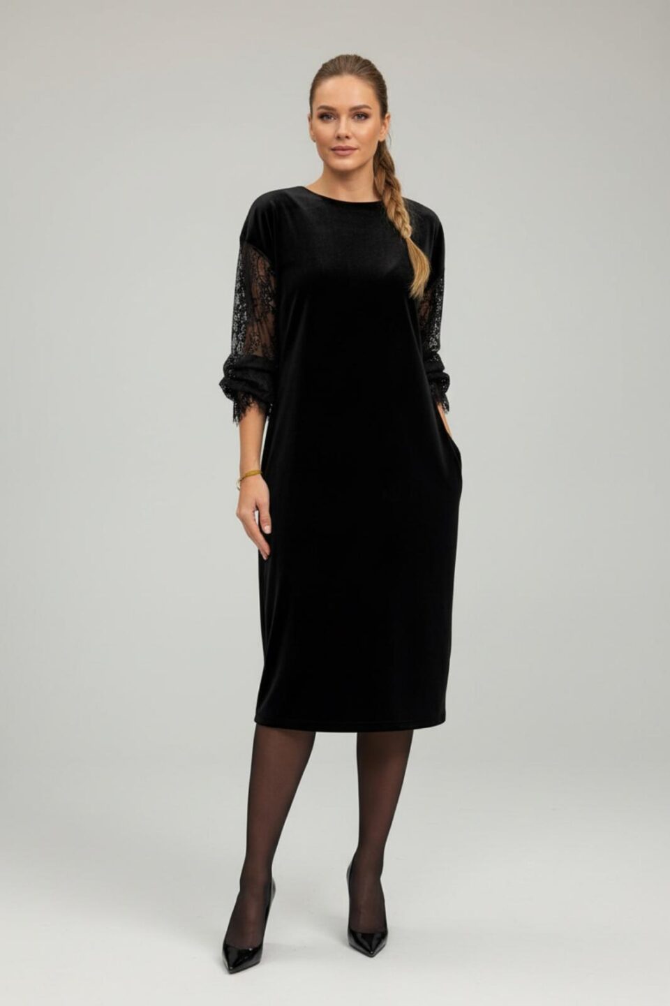 Midi garuma samta kleita ar mežģīnu rokām uz gumijas