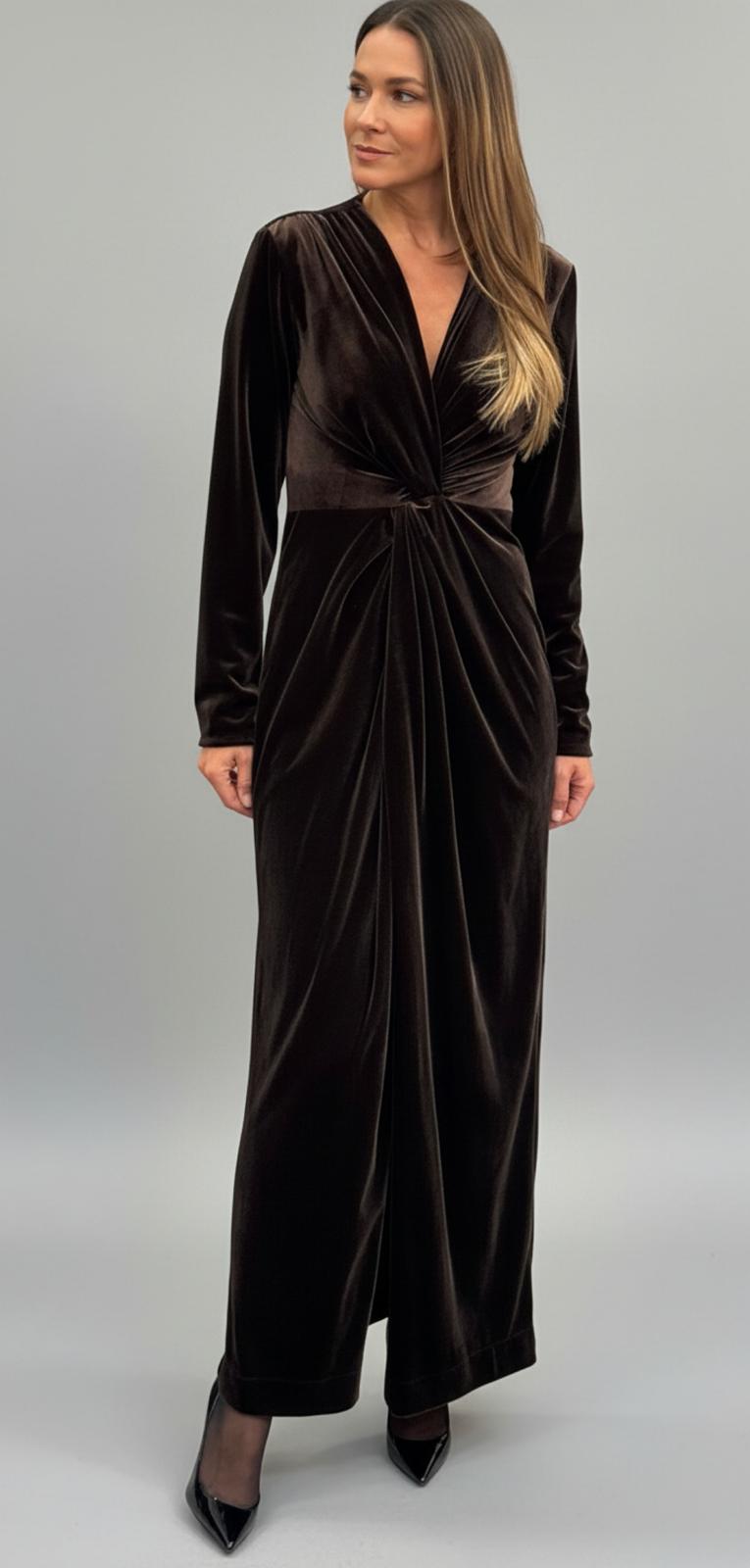 Samta kleita ar izteiktu dekoltē zonu un šķēlumu.